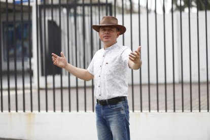 Darwin  Verdezoto canta desde niño. Su  pasión por la música la heredó de su padre.