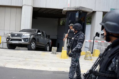 Los agentes del FBI salieron del edificio de la Fiscalía en una camioneta doble cabina. Su presencia fue custodiada por la Policía.