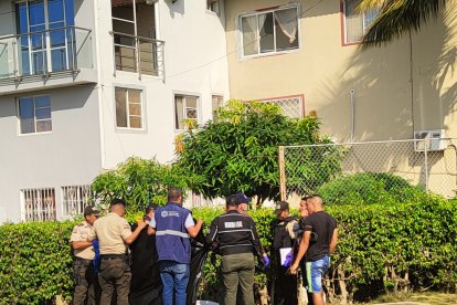 Miembros de la Policía Nacional acudieron a la escena del crimen.