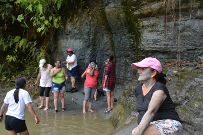 El barro es tomado desde las paredes de las montañas por los turistas y visitantes.