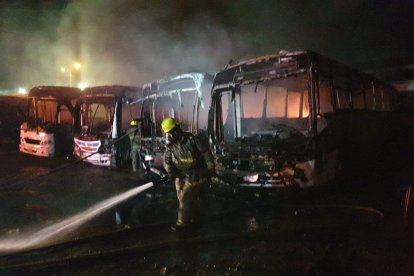 Bomberos controlaron el incendio de los buses.