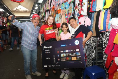 Alegría en el sector de La Bahía, el lector Iván y su hija Nayeli, cuando recibían el premio de parte de EXTRA.