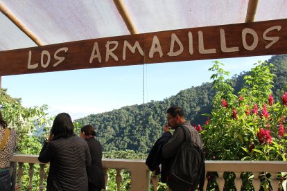 Frente al café Los Armadillos hay una concesión minera que depredaría toda una loma de bosque.