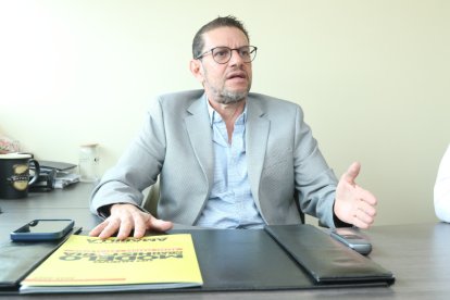 Rafael Verduga (i) incorporó a su candidatura a la presidencia de Barcelona al exjugador del Ídolo, Matías Oyola.