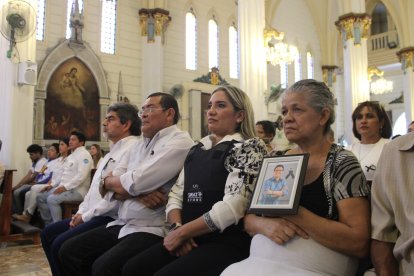 Candidatos a asambleístas y seguidores de Villavicencio fueron hasta la edificación religiosa para honrar a su líder.