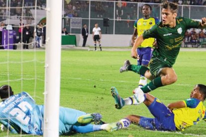 Erick Zambrano (c) estuvo a punto de marcar en su debut con Orense, en el duelo ante Gualaceo.