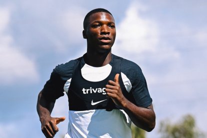 Moisés Caicedo se alista para debutar con el Chelsea de Inglaterra.