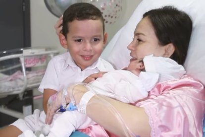 Silvana Torres, después de su parto con sus dos hijos.