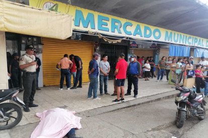 El asesinato ocurrió en la entrada del mercado municipal de Arenillas.