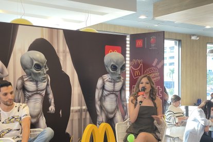 La cantante presentó su más reciente tema en un local de comidas en Guayaquil