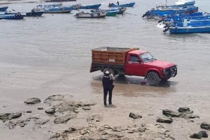 La camioneta roja con cajón de madera en la que pretendían trasladar los motores fue retenida.