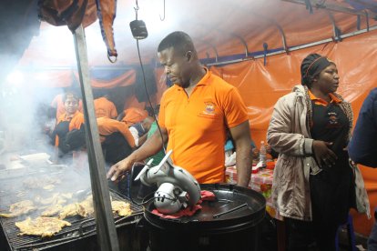 Don Caice se encarga de supervisar cada una de las carnes que ponen en la parrilla.