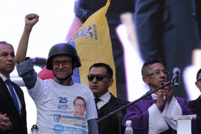 Misa campal en memoria de Fernando Villavicencio con presencia de Cristian Zurita y Andrés Gonzales en la tribuna de los Shyris