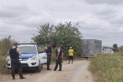 Uniformados policiales acudieron al sitio para retirar el cuerpo.