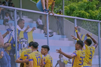Festejo de Astillero en los últimos minutos, logró el 1-1 ante Patria y a jugar semifinales.