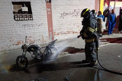 Los bomberos llegaron al sitio y apagaron la moto. El tipo fue aprehendido.