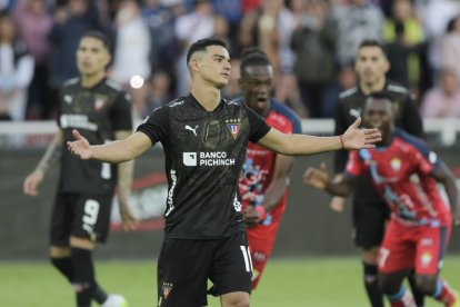 Liga y El Nacional empataron en el Rodrigo Paz.