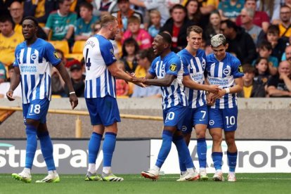 Pervis Estupiñán (c) marcó el segundo gol, en la goleada que el Brighton le propinó al Wolverhampton.