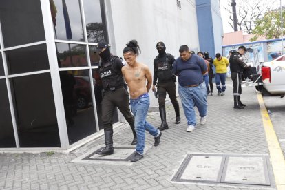 Entre los detenidos hay una mujer. Además, se incautó un carro utilizado en el suceso