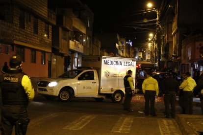 Los cuerpos quedaron tirados en la acera de una casa del barrio. Preliminarmente, policías conocieron que los hombres no vivían por ese sector.