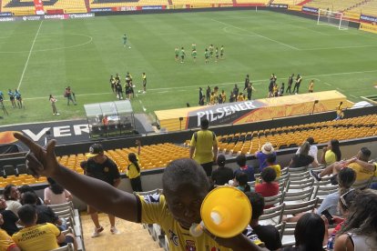 Jacqueline con su vuvuzela es la reina de las hinchas más bulliciosas del elenco femenino de Barcelona.