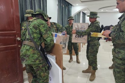 Material para las elecciones está llegando a Loja.