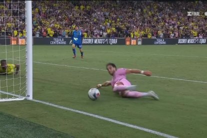 Momento exacto en el que Leonardo Campana falla el gol en la final de la Leagues Cup.