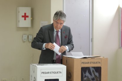 Guillermo Lasso ejerció su derecho al voto en Guayaquil.