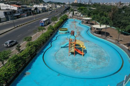 LOS PARQUE ACUATICEl parque acuático en la avenida Barcelona y la 17 está paralizado. Su piscina está seca y los otros implementos recreativos se están resquebrajando.