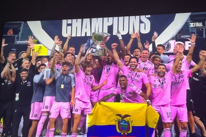 0rgulloso de ser ecuatoriano,    Dixon Arroyo y su bandera en el festejo del Inter Miami, junto a Campana y Messi.