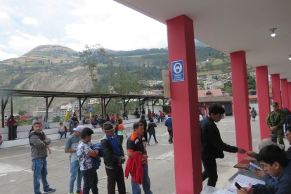 Desde el recinto electoral, se ven los restos de algunas viviendas destruidas que todavía permanecen en la zona cero.