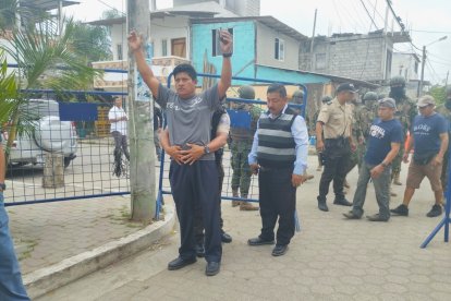 Todos los votantes fueron revisados en recintos electorales de Santa Elena.