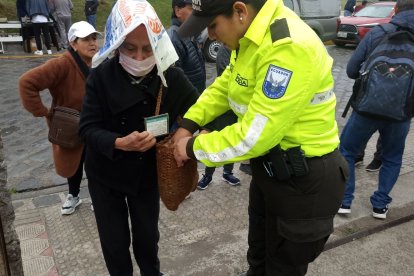 Al inicio de la jornada electoral en la ciudad de Cuenca fue notoria la presencia de adultos mayores en los distintos recintos.