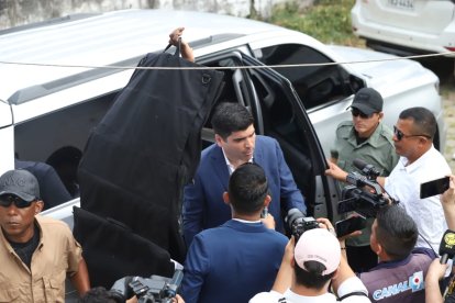 Guayaquil: Otto Sonnenholzner fue cubierto con una sábana antibalas antes de ingresar a su vehículo.