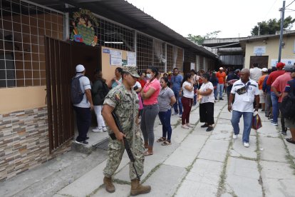 La presencia de uniformados dio tranquilidad a los ciudadanos que sufragaron en el colegio San Ignacio de Loyola, de Guayaquil.
