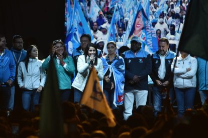 Luisa González celebrando que pasó a segunda vuelta.