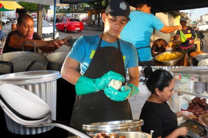 La 'jama' no faltó en los recintos electorales.