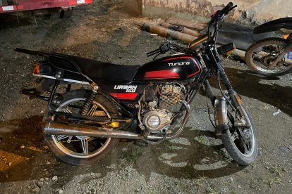 La moto en la que los adolescentes habrían cometido el robo.
