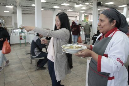 Piedad Tupiza dice que a diario cocina hasta siete cabezas de borrego.