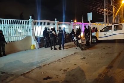 Familiares de la víctima esperan que la policía encuentre a los culpables del asesinato de su allegado.