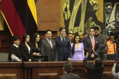 Virgilio Saquicela posa junto a Fernando Torres (en el medio), previo al juicio político en contra del presidente Guillermo Lasso.