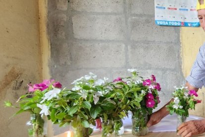 En la sala de la casa levantaron un pequeño altar con flores y encendieron una vela.