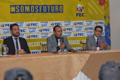 Santiago Rosero (c) durante el anuncio de la no participación tricolor.