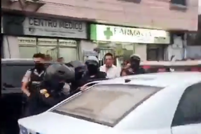 El momento, registrado en video, de la detención de los sospechosos.