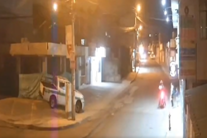 Momento en que los pillos se le acercan a la mujer y le roban.