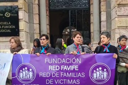 Grupos feministas realizan plantón ante una posible liberación.