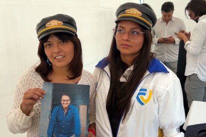 Amanda (i) y Tamia hicieron un homenaje musical a Fernando Villavicencio, durante el cierre de campaña presidencial de Christian Zurita, su reemplazo.