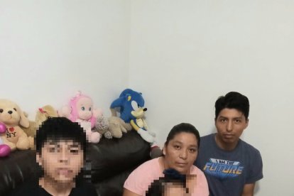 Julia y sus tres hijos viven en un departamento de New Jersey. Espera reencontrarse con su otro vástago.