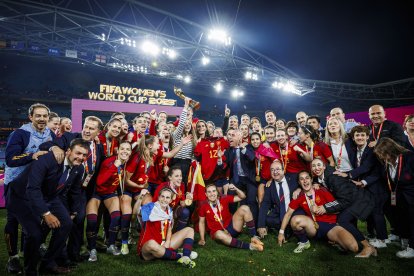 Luis Rubiales celebra el título del Mundial con las jugadoras de la selección de España.