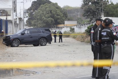 Con fusil fueron atacadas las personas que se movilizaban en este vehículo blindado.